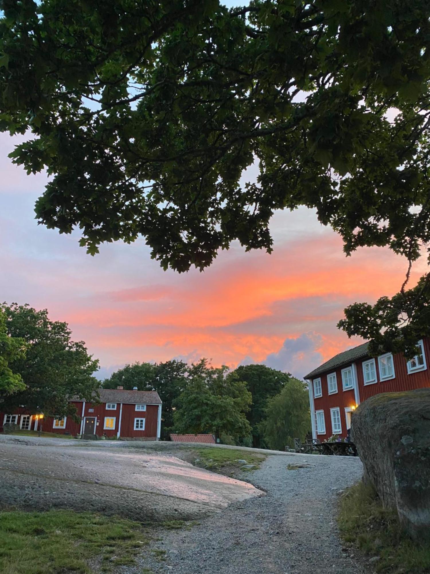 Tjaeroe Hotell & Vandrarhem Trensum Exterior foto