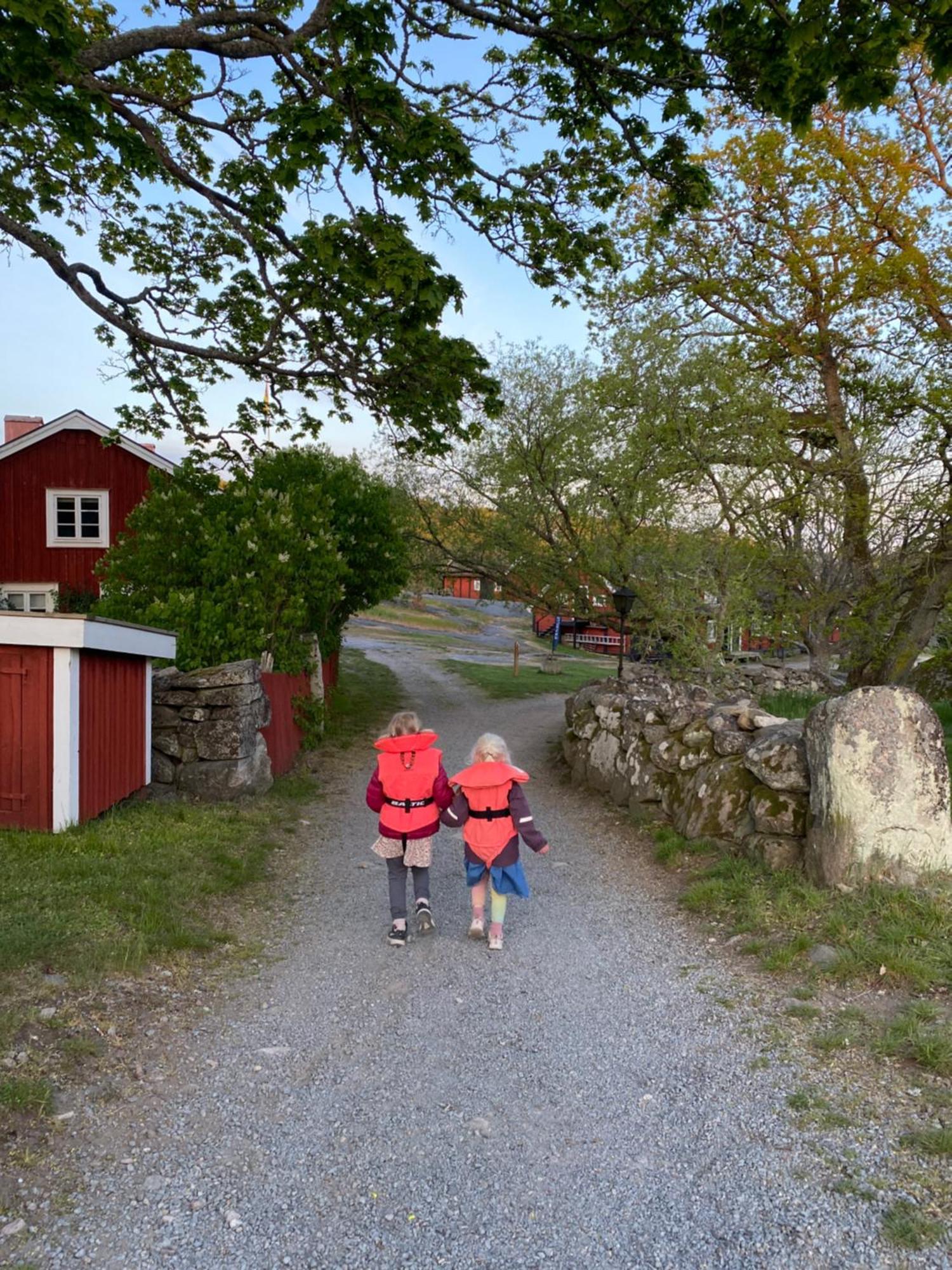 Tjaeroe Hotell & Vandrarhem Trensum Exterior foto